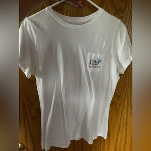 White vineyard vines t shirt